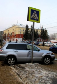 ДТП в центре Кемерова: «японец» не разъехался с дорожным знаком (фото/видео)