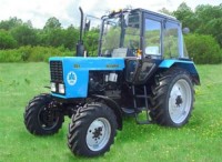 Глава Тисульского района подарил школьный трактор фермеру